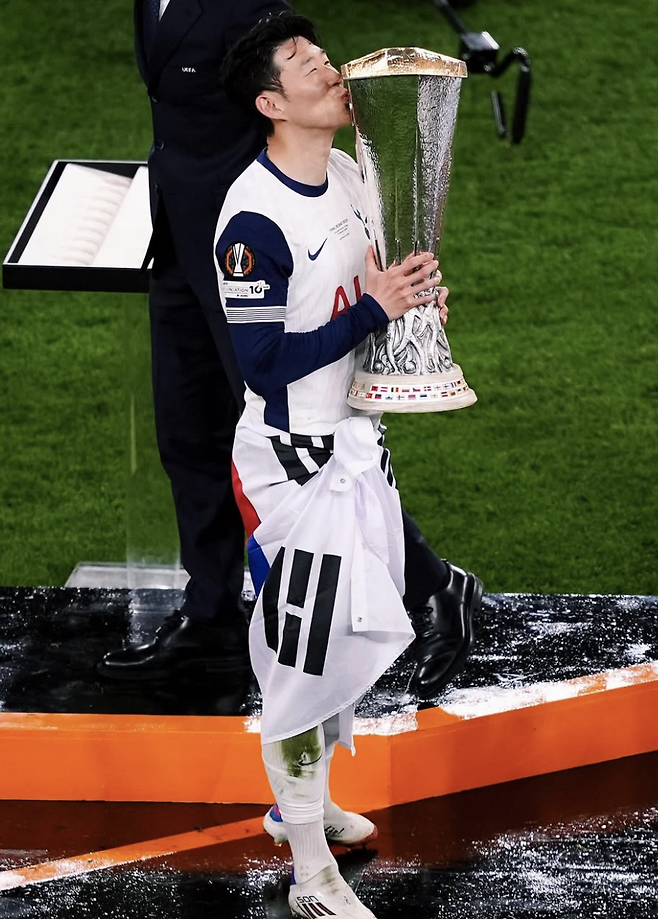 ▲ 축구 콘텐츠 매체 '매드풋볼'은 27일 21세기 최고 윙어 25인의 순위를 공개했다. 손흥민은 전체 15위에 이름을 올렸다.