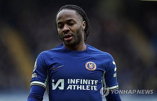 첼시는 29일(한국시간) 구단 공식 홈페이지를 통해 라힘 스털링이 상호 합의 하에 첼시 구단을 떠났고 발표했다. 1994년생 잉글랜드 윙어 스털링은 18세 어린 나이에 잉글리시 프리미어리그 무대에 데뷔한 이후 프리미어리그 통산 396경기 123골 75도움을 올렸다. 그는 지난 2022년 여름 첼시에 합류했지만 최근 전력 외 자원으로 분류돼 지난해 5월 아스널 임대 선수로 2024-2025시즌 프리미어리그 38라운드 최종전에 출전한 이후 지금까지 무려 8개월 동안 공식전에 나오지 못하고 있다. 연합뉴스