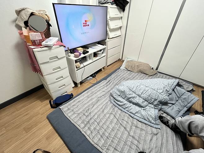 보온을 유지하기 위해 이불을 깔아놓은 최모 어르신 [촬영 황수빈]