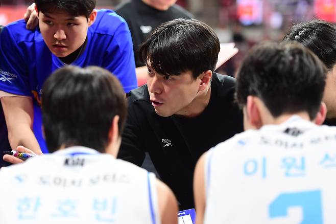 작전 지시하는 김효범 삼성 감독 [KBL 제공. 재판매 및 DB 금지]