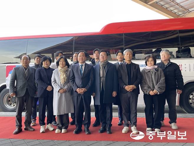 30일 오산역 환승센터에서 열린 8003번 버스개통식에 참석자들이 기념촬영을 하고있다. 김이래 기자