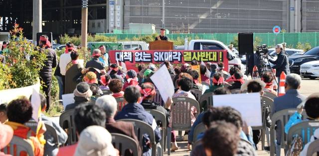 SK오션플랜트 사업장이 있는 고성 동해면 주민들로 구성된 동해면발전위원회는 최근 ‘SK 매각 반대 대책위원회’를 꾸리고 지난달 28일 주민 반대 집회를 열었다. 부산일보DB