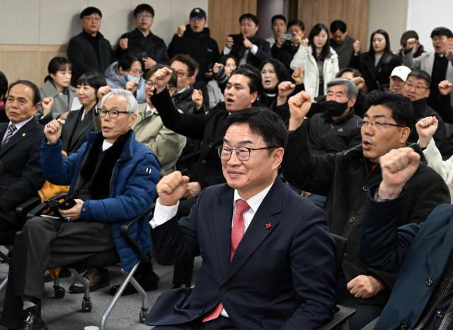 30일 경남교원단체총연합회관 회의실에서 경남교육감 보수중도 후보 단일화 연대 2차 여론조사 단일화 후보로 선출된 권순기( 가운데) 전 경상국립대 총장이 지지자들과 함께 승리를 다짐하고 있다./성승건 기자/
