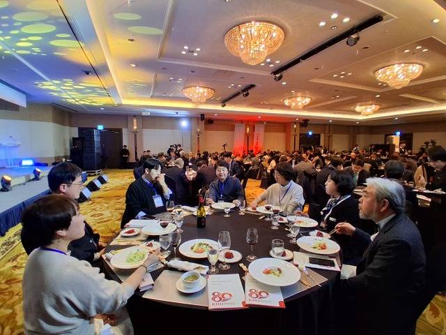 경북대 동문 중 86년도 이후에 입학한 동문들의 모임인 KNU리더스클럽 멤버들이 주로 모인 테이블 뒤로 수많은 동문들이 분야별, 주제별로 모여 모교 발전에 머리를 맞대고 있다. 최미화 기자