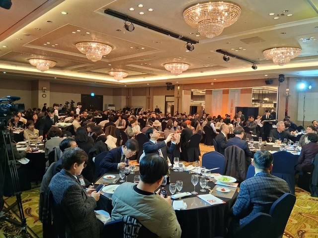 27일 오후 6시부터 대구인터불고호텔에서 열린 경북대 발전기금 후원의 밤 행사에 각계각층에서 다앙하게 참석하였다. 최미화 기자