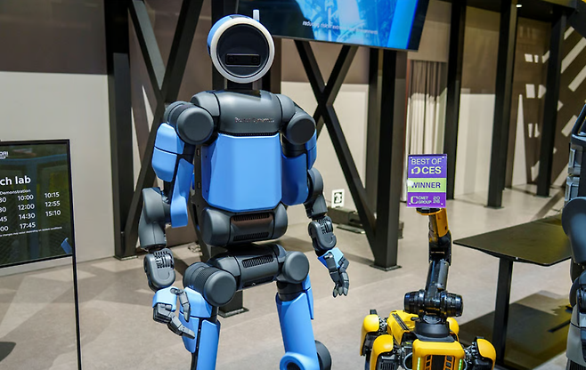 보스턴다이내믹스 측은 지난 CES 2026에서 ‘2년 내(2028년 전후) 현장 투입’을 거론했다. 특히 아틀라스가 대부분의 작업을 하루 이내에 학습할 수 있다고 강조한 점은 피지컬 AI의 승부처가 더 이상 ‘멋진 데모’가 아니라 현장 신뢰성과 학습·운영 속도로 전환 됐음을 의미한다. (사진=현대자동차)