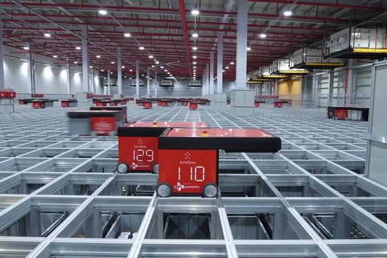 CJ대한통운 오토스토어. 소비자가 주문한 제품이 담긴 바구니를 로봇이 끌어올리고 있다. (사진=CJ대한통운)