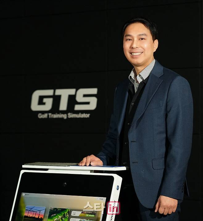 방운식 지티에스앤 대표가 자사 골프 시뮬레이터 앞에서 포즈를 취하고 있다. (사진=이데일리 골프in 조원범 기자)