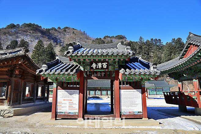 ‘백담사’ 현판이 걸린 일주문. 수백 개의 담(潭)을 품은 계곡 끝에서 사찰의 시간이 시작된다.