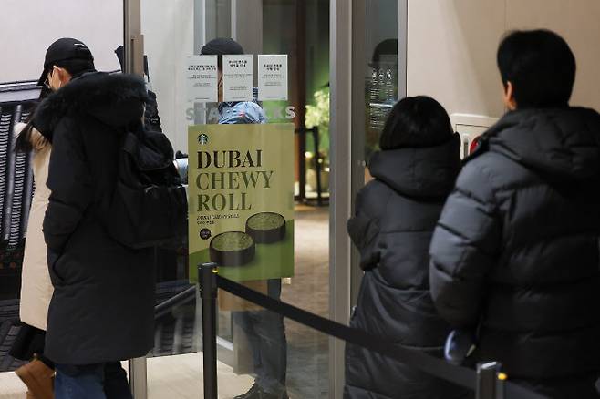 두쫀쿠(두바이쫀득쿠키)‘ 열풍이 이어지며 스타벅스가 30일부터 6개 매장에서 ’두바이 쫀득롤‘ 판매를 시작했다. 이날 서울 종로구 한 스타벅스 매장에서 시민들이 ’두쫀롤‘ 구매를 기다리고 있는 모습(사진=연합뉴스).