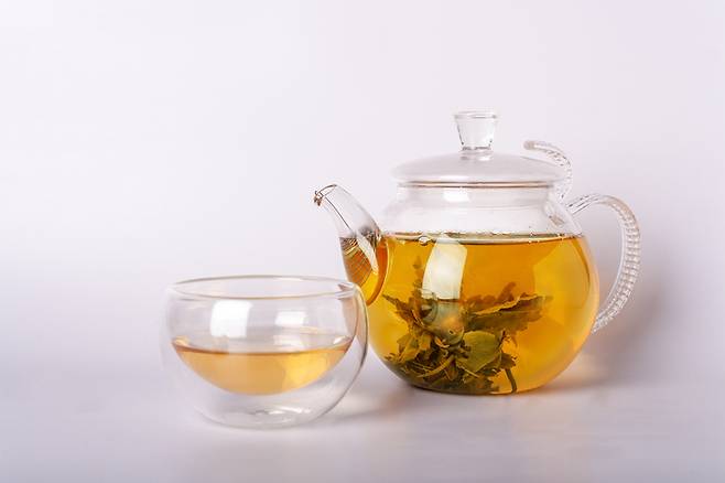 녹차의 핵심 성분인 카테킨과 L-테아닌은 70~80℃의 물에서 1~2분간 우릴 때 가장 안정적으로 추출된다. 사진=게티이미지뱅크