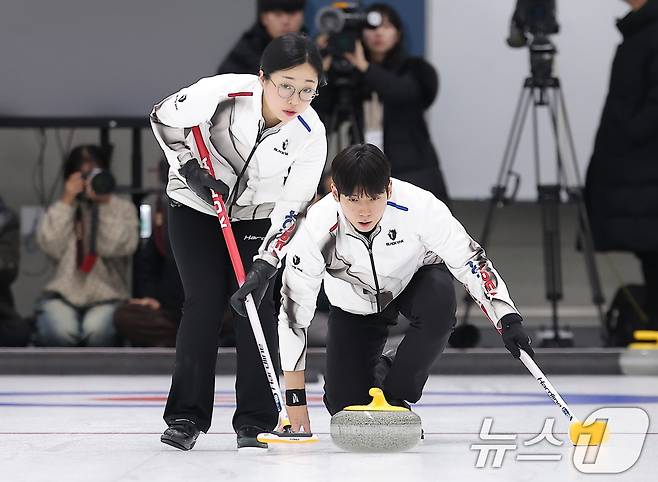 컬링 믹스더블 김선영, 정영석. /뉴스1 DB ⓒ News1 김성진 기자