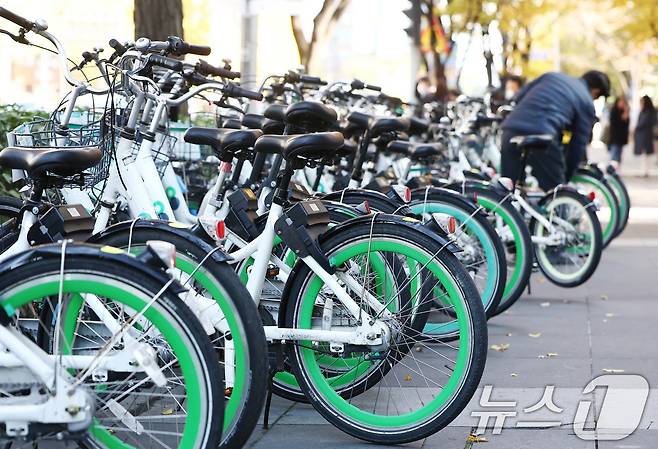 12일 오후 서울 시내의 한 따릉이 대여소에서 시민들이 따릉이를 이용하고 있다.. 2025.11.12/뉴스1 ⓒ News1 김민지 기자