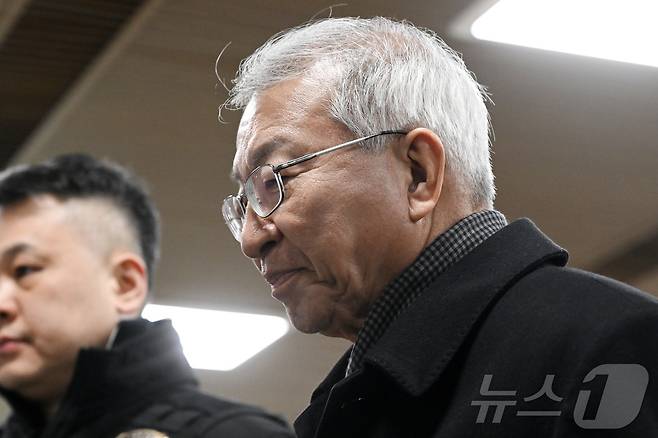 '사법농단' 의혹을 받는 양승태 전 대법원장이 30일 서울 서초구 서울고등법원에서 열린 직권남용 권리 행사 방해 혐의 2심 선고 공판에 출석하고 있다. (공동취재) 2026.1.30/뉴스1 ⓒ News1 김성진 기자