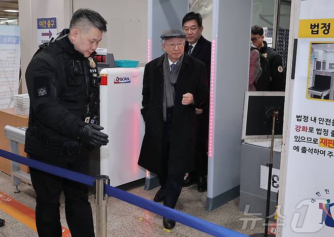 양승태 전 대법원장이 30일 서울 서초구 서울고등법원에서 열린 '사법농단 혐의' 2심 선고 공판에서 징역 6개월에 집행유예 1년을 선고 받은 후 법원 청사를 나서고 있다. 2026.1.30/뉴스1 ⓒ News1 김성진 기자