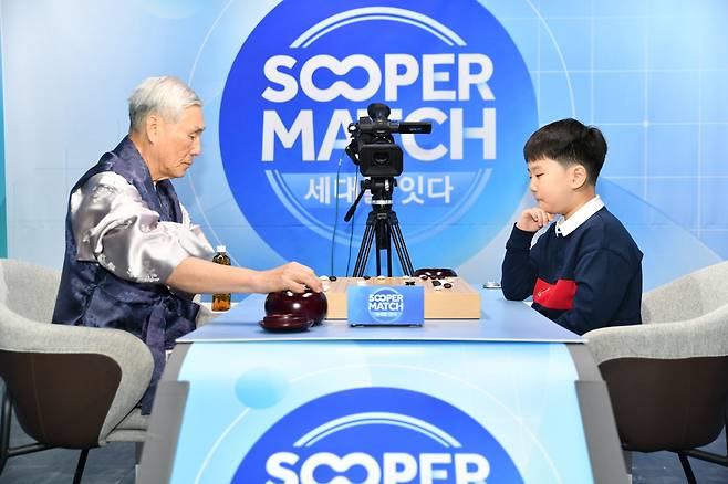 특별대국을 펼친 조훈현 9단과 유하준 초단. (한국기원 제공)