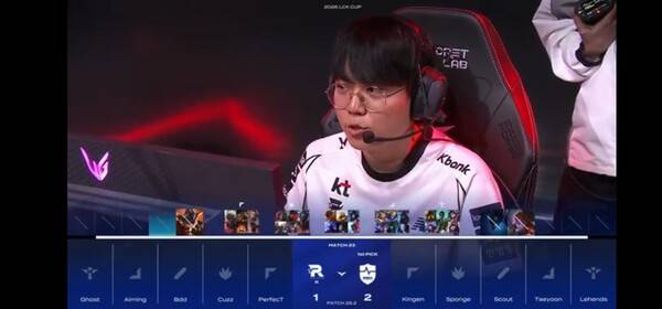 30일 서울 종로 롤파크 LCK아레나에서 열린 2026 LCK컵 그룹 배틀 슈퍼 위크 3주차 농심 레드포스와의 4세트, 초반 두 세트를 내주며 벼랑 끝에 몰렸던 KT 롤스터가 정글러 '커즈' 문우찬의 완급 조절과 날카로운 메이킹을 앞세워 농심 레드포스의 원딜 보호 조합을 무너뜨렸다. KT는 2026 LCK컵 그룹 배틀 슈퍼 위크 농심과의 4세트에서 완승을 거두며 세트 스코어 2-2 동점을 만들고 승부를 마지막 5세트로 끌고 갔다..(농심레드포스 & KT롤스터 =2:2). /사진=네이버 치지직 라이브영상 캡처