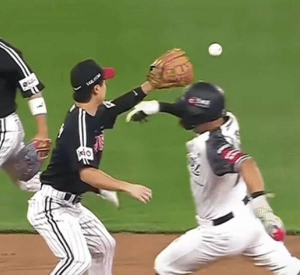 천재적→비신사적 ML규정, '전략적 오버런' 신설, LG 내야 흔든 '배정대 룰'이 아닌 이유