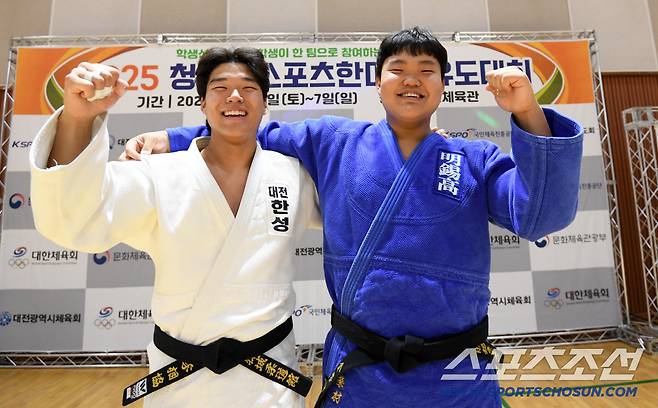 2025 청소년스포츠한마당 유도대회가 7일 대전한밭체육관에서 열렸다. 소방관을 꿈꾸는 유도 동호인 이상협, 국가대표를 꿈꾸는 유도 선수 김영재가 활짝 웃으며 서로를 응원하는 파이팅을 외쳤다.  대전=박재만 기자 pjm@sportschosun.com/