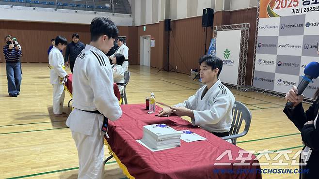안바울이 대전 유도 꿈나무들에게 사인을 해주고 있다. 사진제공=대전시체육회