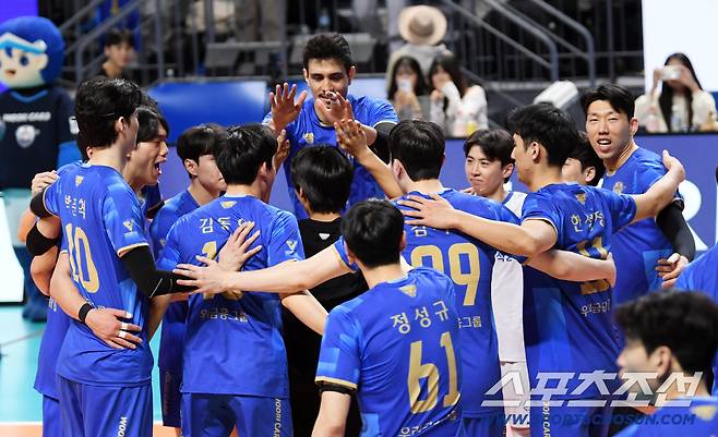 30일 장충체육관에서 열린 V리그 우리카드와 삼성화재의 경기. 승리한 우리카드 선수들이 기뻐하고 있다. 장충=박재만 기자 pjm@sportschosun.com/2026.01.30/