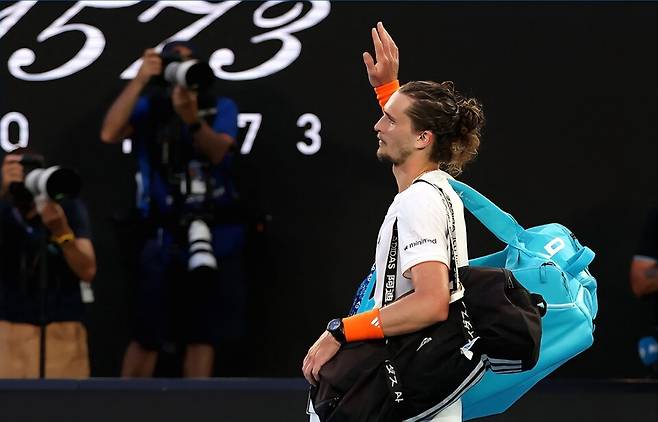 아쉬움을 남기고 코트를 떠나는 츠베레프. 사진 ATP 투어