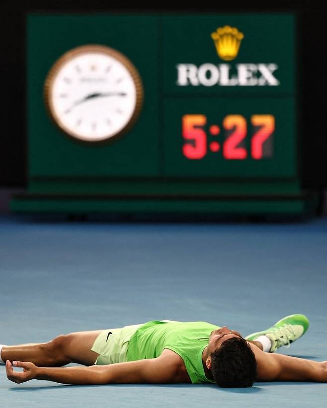경기 뒤 코트에 누워버린 알카라스. 사진 호주오픈