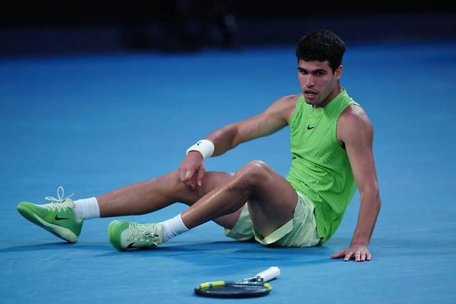 알카라스는 3세트 8번째 게임부터 다리를 끌다시피 몸에 이상을 느꼈다