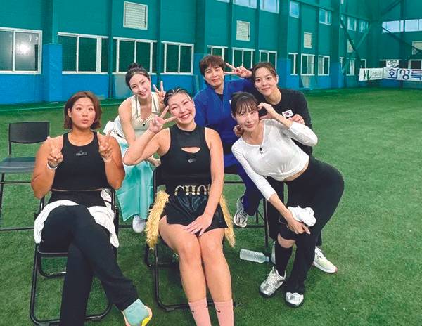 송아는 ‘야구여왕’을 통해 팀워크를 배우고 있다고 한다. 송아, 김성연, 김보름, 신수지, 최현미, 정유인(왼쪽 윗줄부터 시계 방향) 등 동료들과 함께.&nbsp;&nbsp;