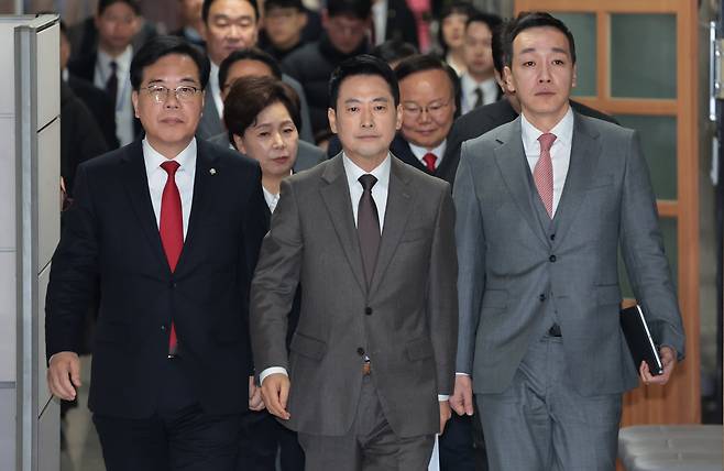 국민의힘 장동혁 대표, 송언석 원내대표 등 지도부가 29일 서울 여의도 국회에서 열린 최고위원회의에 참석하고 있다. /남강호 기자