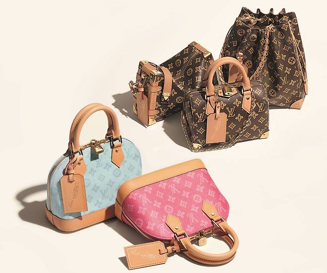 모노그램 130주년을 맞아 선보이는 ‘모노그램 오리진’ 컬렉션. 린넨과 코튼을 블렌딩해 자연스럽고 텍스처가 살아 있는 감촉을 구현한 모노그램 오리진은 역사적인 컬러 에벤에 루이 비통의 정수를 기리며 이름 지은 네 가지 파스텔 컬러를 더해 은은한 무지개 효과를 연출한다. /루이 비통 제공