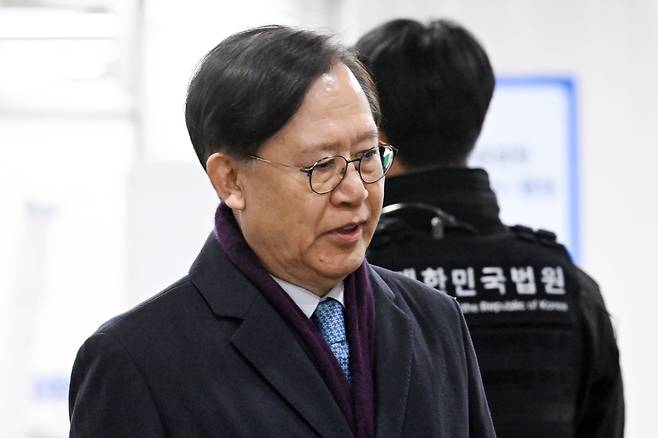 박병대 전 대법관이 30일 서울 서초구 서울고등법원에서 열린 항소심 선고 공판에 출석하고 있다./고운호 기자