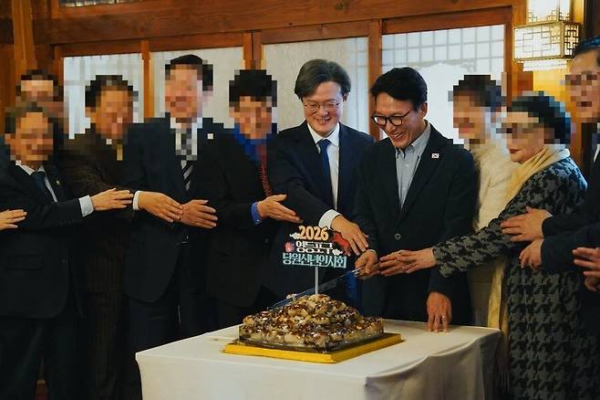 지난 17일 채현일(가운데) 의원과 김민석(오른쪽) 총리가 관저에서 열린 더불어민주당 당원 행사에 참석해  함께 케이크를 자르는 모습. /서민민생대책위원회 제공
