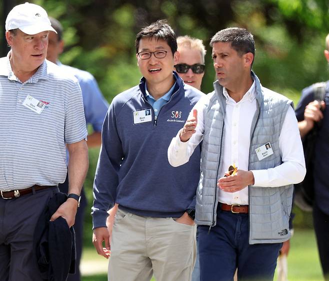 2023년 7월 13일 미국 아이다호주 선밸리에서 열린 선밸리 컨퍼런스에 참석한 케빈 워시(오른쪽)와 김범석(가운데) 쿠팡 이사회 의장, 왼쪽은 투자자 스탠 드루켄밀러./AFP 연합뉴스