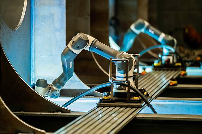 7일 울산 남구 HD현대중공업 용연공장에서 용접 로봇 여러대가 한 레일을 타고 선박 블록 용접을 하고 있는 모습./HD현대중공업