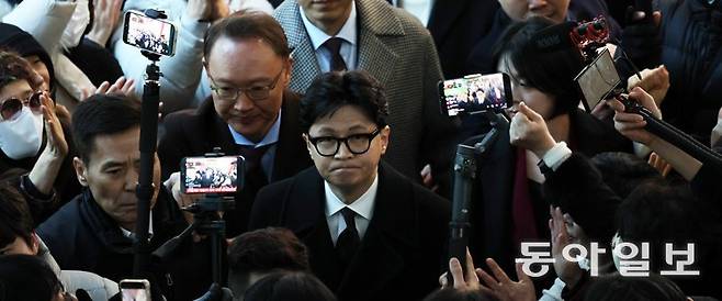 국민의힘 최고위원회의에서 제명 처분이 확정된 한동훈 전 대표(가운데)가 29일 서울 여의도 국회 소통관에서 기자회견장으로 이동하고 있다. 한 전 대표는 “저는 반드시 돌아옵니다”라고 밝혔다. 이훈구 기자 ufo@donga.com