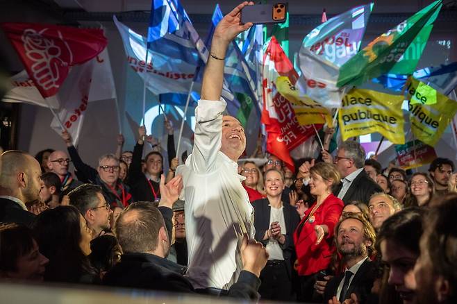 2026년 1월 14일, 프랑스 파리 시장 선거에 녹색당·공산당을 포함한 좌파연합 후보로 출마한 에마뉘엘 그레구아르(사회당) 후보가 유세 현장에서 지지자들과 기념사진을 찍고 있다. EPA 연합뉴스