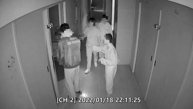 2022년 1월18일 밤 10시11분 울산시 울주군 반구대병원 5병동 503호실에서 지적 장애인 김도진(가명·32)씨가 괴롭힘과 폭행을 당하는 장면이 폐회로티브이에 포착된 뒤 환자들의 신고를 받고 27분에 간호사가 나타났다. 그러나 제대로 된 응급처치를 하지 않고 두 시간여를 보냈다. 폐회로티브이 갈무리