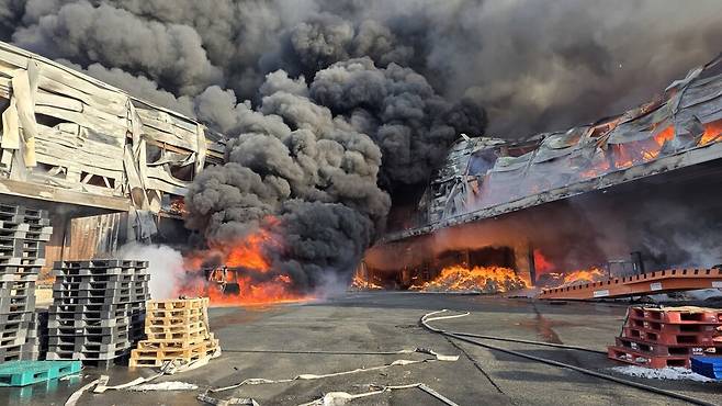 충북 음성 맹동의 기저귀·물티슈 제조 공장에서 불이 났다. 공장에서 일하던 외국인 노동자 2명의 연락이 닿지 않아 소방당국이 수색에 나섰다. 충북소방본부 제공