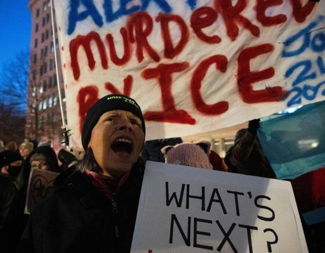 28일 미국 워싱턴 재향군인회 본부 앞에서 반 이민세관단속국(ICE) 집회가 열려 시위대가 구호를 외치고 있다. 워싱턴=AP 뉴시스