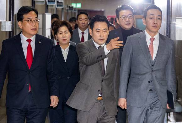 국민의힘 장동혁 대표(가운데)와 송언석 원내대표(왼쪽)를 비롯한 최고위원과 당 지도부들이 지난 29일 국회에서 열린 최고위원회의에 입장하고 있다. [사진=연합뉴스]