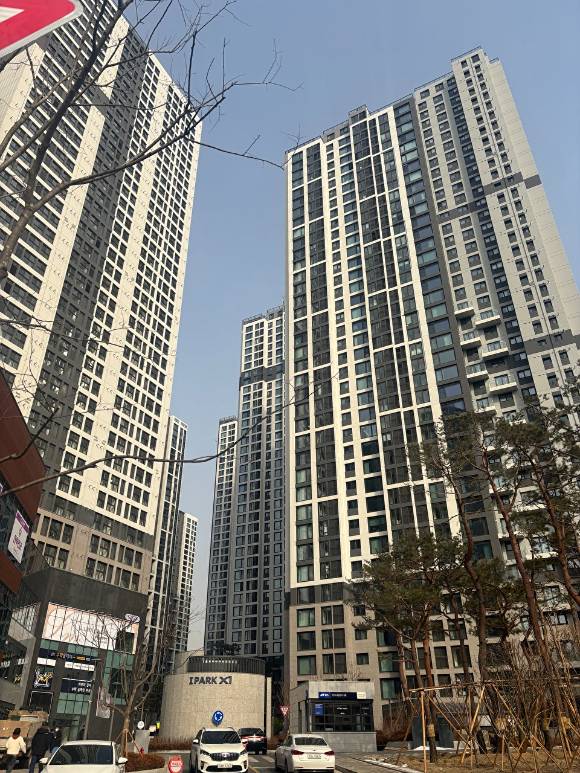 28일 '정전사태'를 겪은 신축 서울 동대문구 이문동 '이문아이파크자이' 단지 모습. [사진=김민지 기자]