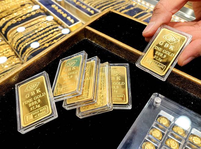 서울 종로구 한 금은방에서 직원이 골드바를 정리하고 있다. 뉴스1