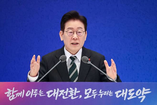 이재명 대통령이 지난 21일 청와대 영빈관에서 열린 2026 신년 기자회견 '함께 이루는 대전환, 모두 누리는 대도약'에서 취재진 질문에 답하고 있다. 청와대사진기자단