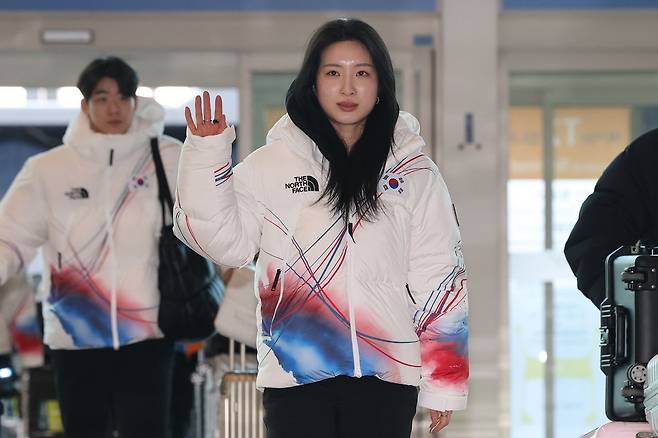 2026 제25회 2026 밀라노·코르티나담페초 동계올림픽에 참가하는 쇼트트랙 김길리가 30일 인천국제공항 제2여객터미널을 통해 출국하며 취재진에 손을 흔들고 있다. 연합뉴스