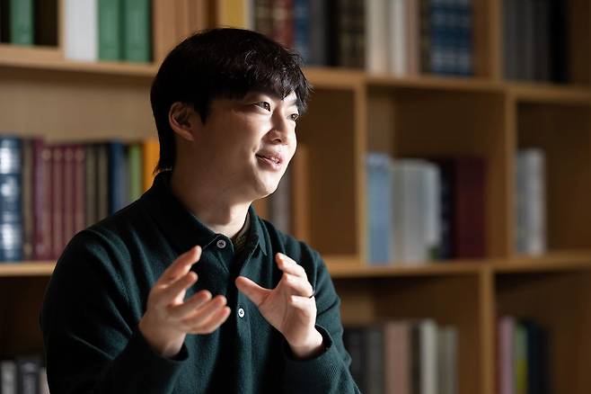 한정수 연두컴퍼니 대표가 12일 서울 상암동 중앙일보를 찾았다. 경제적 자유를 얻은 후 자신의 유튜브 채널에서 경제 커뮤니케이터로 활동하고 있다. 콘텐트 제작사 연두컴퍼니를 창업해 숏폼 드라마 ‘한번만 차주라!’ 등을 연출했다. 저서로는 『나는 투자로 30년을 벌었다』 등이 있다. 전민규 기자