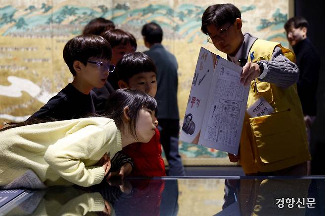 29일 서울 용산구 국립중앙박물관을 찾은 어린이들이 <광복 80주년 기념 특별전 우리들의 이순신> 전시에서 어린이 해설사의 설명을 듣고 있다. 문재원 기자