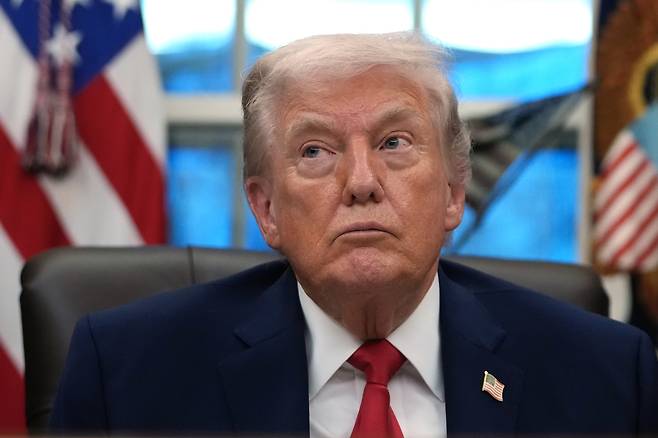 도널드 트럼프 미국 대통령이 29일(현지시간) 워싱턴 백악관 집무실에서 열린 중독 회복 관련 행사에서 경청하고 있습니다. AP연합뉴스