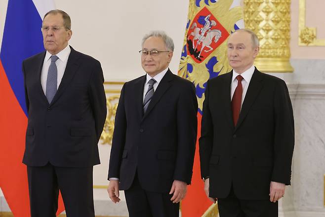 From right, Russia's President Vladimir Putin, South Korea's Ambassador to Russia Lee Sok-bae, and Russia's Foreign Minister Sergei Lavrov pose during a ceremony of presenting credentials to Putin by foreign ambassadors at the Alexander Hall of the Grand Kremlin Palace on Jan. 15. [REUTERS/YONHAP]