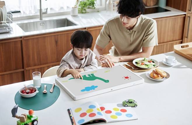 초·중·고등학교 입학 자녀를 둔 구성원들에게 LG 그램 노트북, LG 스탠바이미 2, 입학 선물 등을 전달하고 있는 LG전자. LG전자 제공